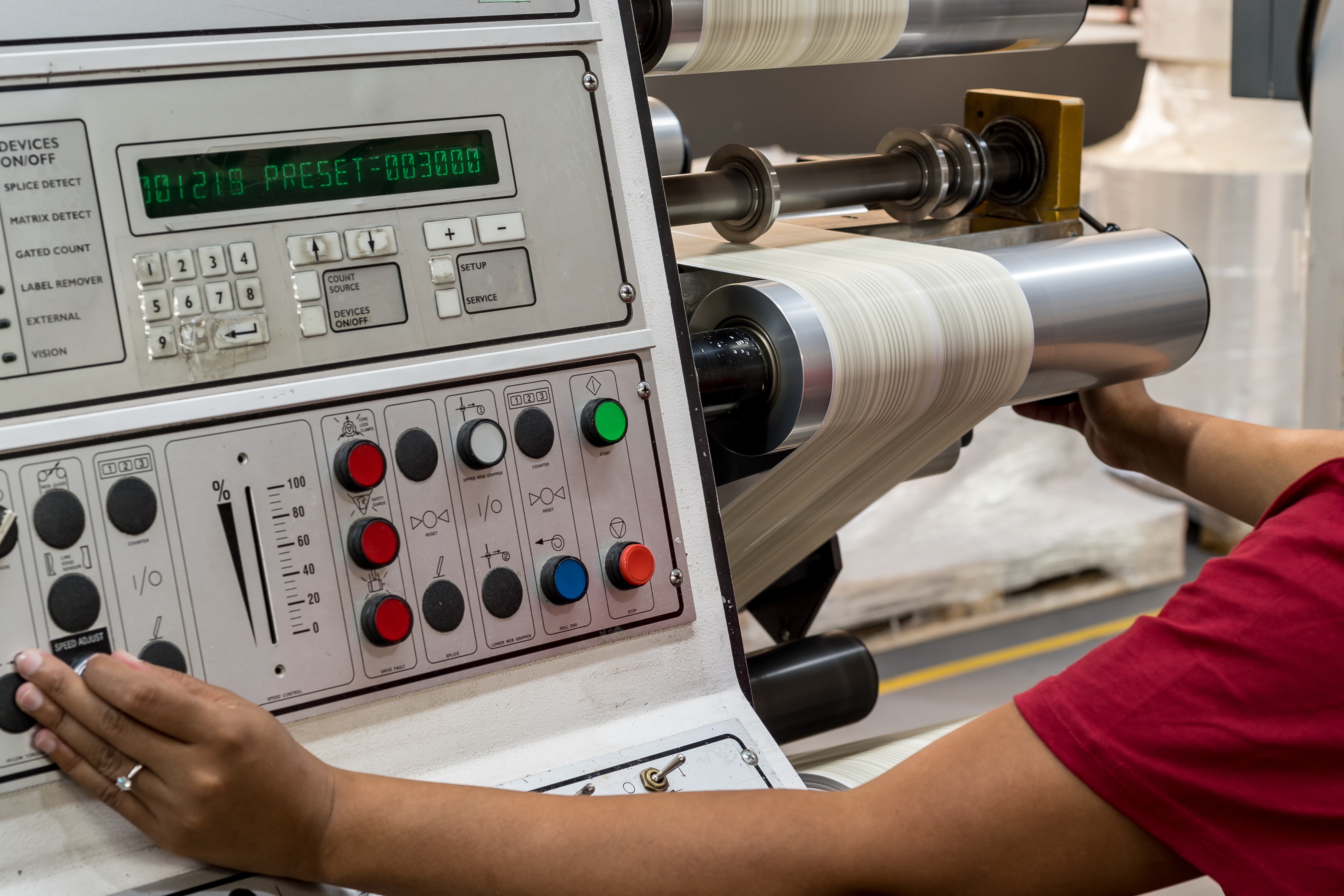 Rewinding machine control panel displaying digital label counter at 3000
